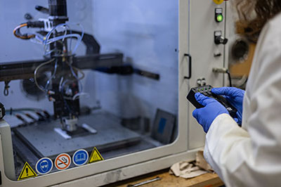Student working with 3D printer to build sodium battery